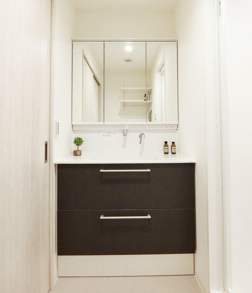 約1.5畳と少し広くなった洗面室。ゆとりは持たせながら、他の居室を圧迫しない面積に収めました。洗面台も幅が広くなったので、家族で並んでお使いいただけます。