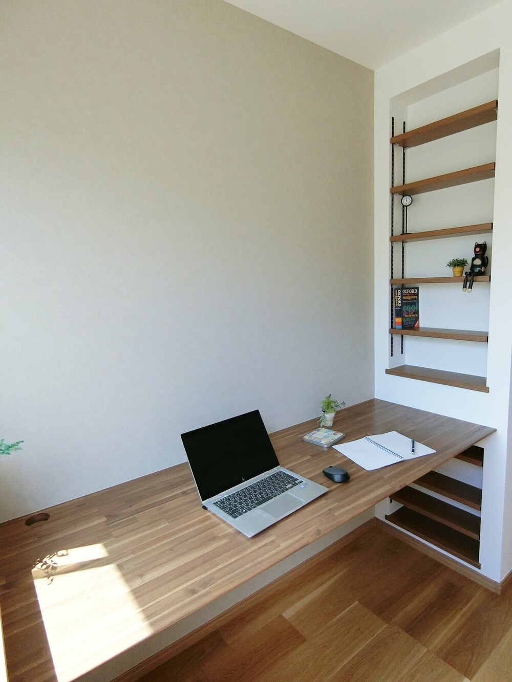 窓から光の入る心地いいスタディスペースに。腰高窓には内窓をつけて、断熱性をアップ。冬の寒い日、夏の暑い日も、快適にお使いいただけます。