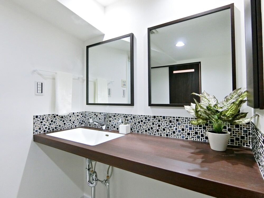 カウンター周りに散らかりがちな日用品をすっきりと収納するため、右側の壁面に埋め込み型の小物収納を設置。洗剤やシャンプーのストック類などは、隣接するウォークスルークローゼットに収納する予定です。