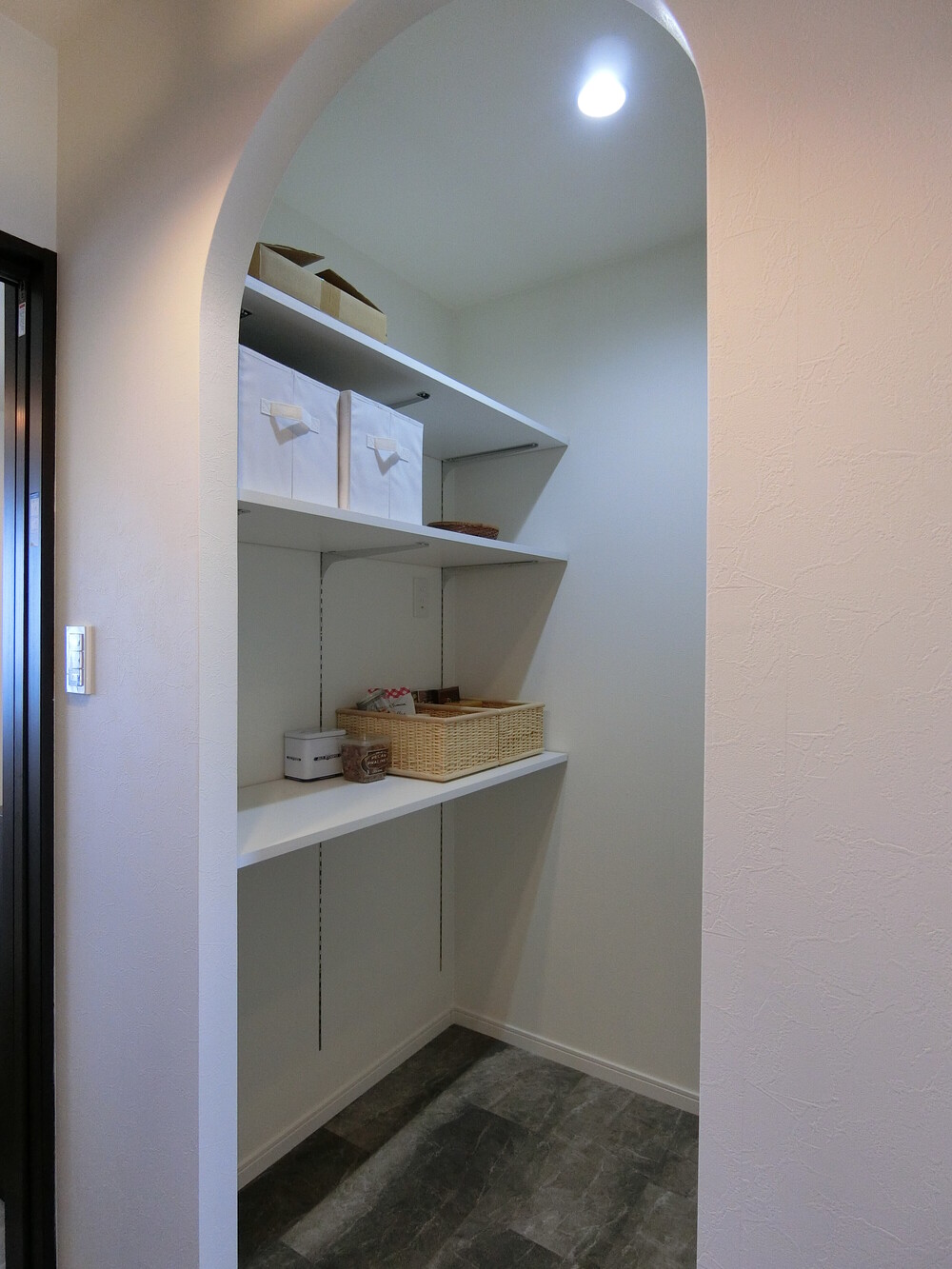 パントリーを設けたのは、独立型キッチンの背面。リビングからパントリーの中はほとんど見えず、すっきりとした印象です。