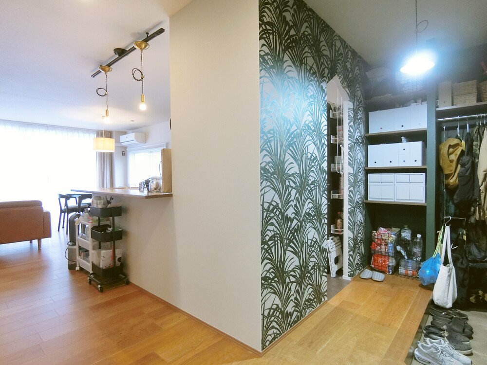 おうち型にくりぬいた入り口からはキッチンへ直接アクセス。洗面所へのアクセスもよく、帰宅後すぐに手を洗えます。