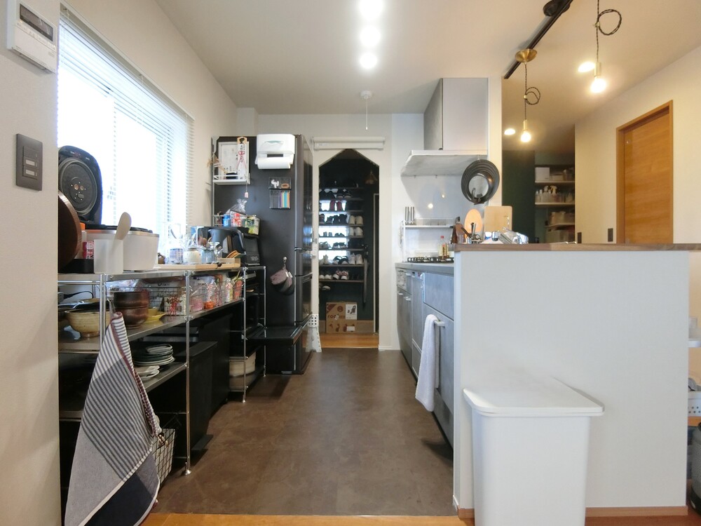 カウンターを設けて、ちょっとした食事や作業スペースとしても活用できるように。上部に設置したゴールド系の照明が、スタイリッシュな空間のアクセントになっています。