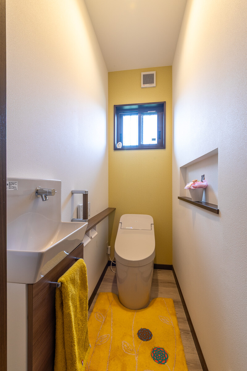 広さと使いやすさを叶えたトイレになりました。イエローのアクセントクロスで明るい空間になりました。