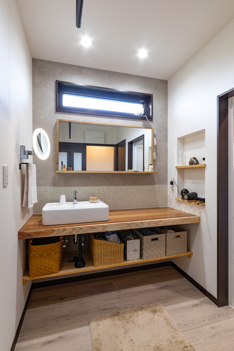 明るくナチュラルな洗面脱衣室になりました。二人並んでお使いいただいても十分な広さです。一枚板の天板はお客様のお気に入りポイントの1つです。