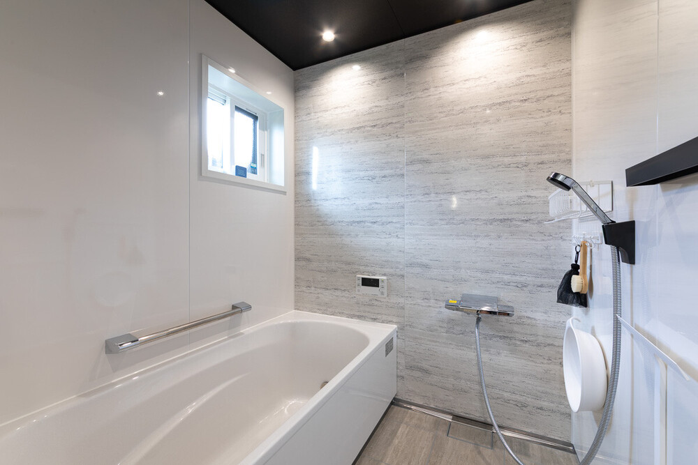 窓が小さくても明るい空間に生まれ変わりました。防犯面も寒さもこれからは安心です。マグネット小物などによって自分らしく使いやすい空間にカスタマイズもできる、お手入れしやすい家事負担の軽減も叶えたバスルームになりました。