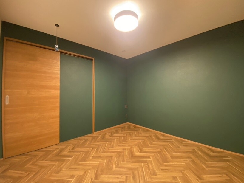 ッドに干渉しない高さ60㎝にコンセントを設置し、就寝時の充電もスマートに。窓のない室内でも快適に過ごせるよう、壁内に配管を通してエアコンを設置しました。