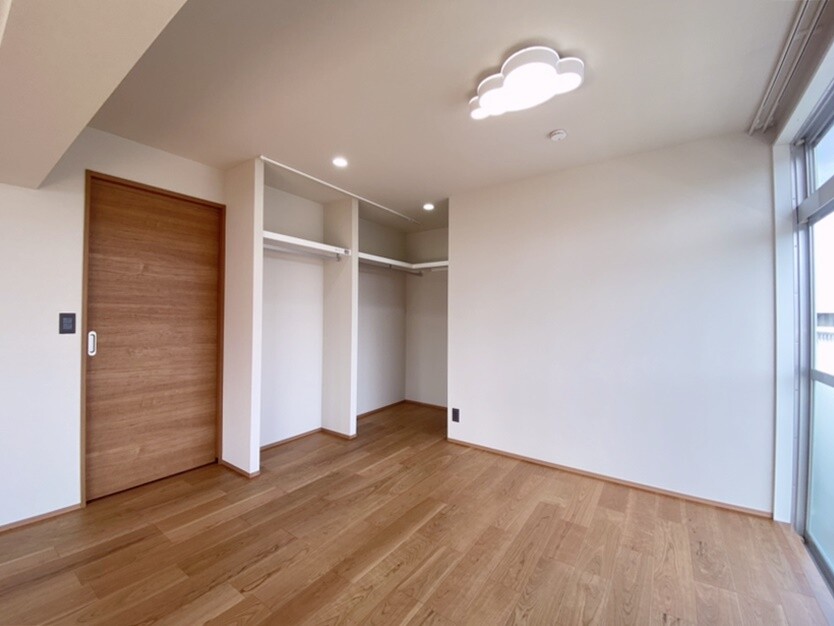 当面はリビングダイニングと一続きの空間として使用。一角にはウォークインクローゼットを設け、家族みんなの衣類を集約しました。