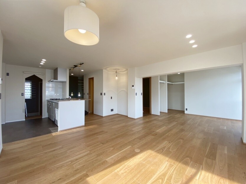 壁が少ないため床面にフロアコンセントを配置。ダイニングでのホットプレート使用時やソファでくつろぐ際も、配線を気にせず快適に。LDK内の照明器具は、ダウンライトもペンダントも、すべて電球交換可能なタイプを採用。スマート電球を使うことで、スマホで照度や色合いを自由に調整できます。