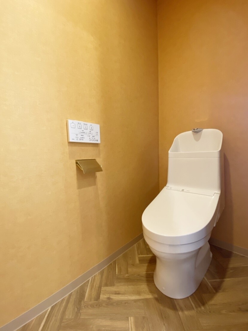 段差をなくし、バリアフリーな動線を確保。タンク上の手洗いも広めのタイプですが、洗面室もすぐ隣にあります。