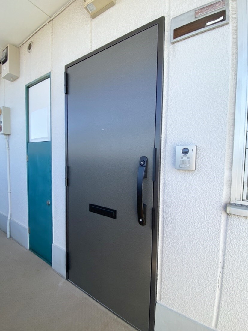 取っ手の熱さを解消し、防犯性の高い鍵を採用した安心して使える玄関ドアに。カバー工法で既存枠を活かした、効率的なリフォームを実現しました。