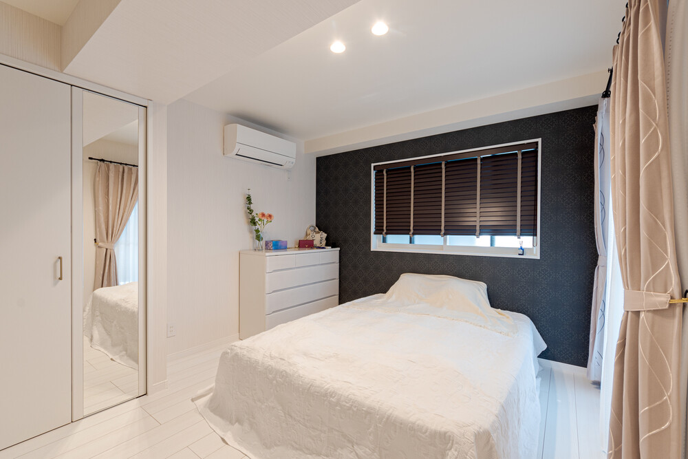 LDKへの入り口を移動する事で、十分な玄関収納スペースを確保。 またゴールドの取手とステンドグラスが印象的な扉が、ワンランク上のお洒落で上質な空間を演出します。