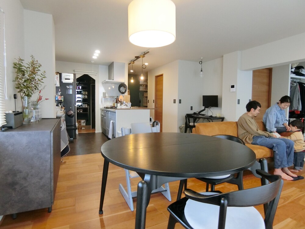 ２住戸をつなぐ子育て目線のリノベーション