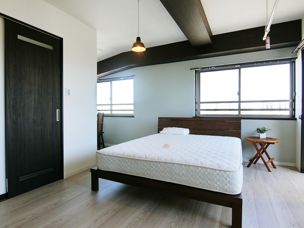 部屋をつなげたことで、三面がバルコニーや出窓に面した、明るく開放感のある主寝室になりました。優れた通風と採光で、室内干しにもぴったりの環境です。