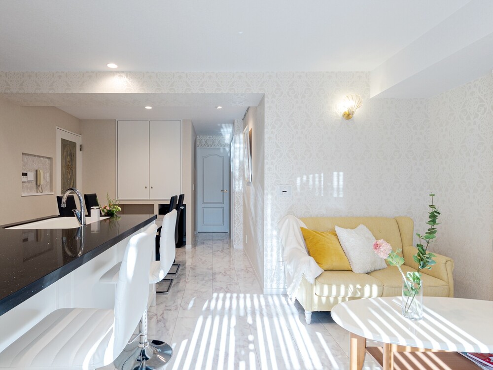 自然光が差し込む明るいリビングと、会話を楽しめるオープンキッチン。また新設したパントリーの下には、T様の大切な愛犬のお昼寝スペースと、趣味であるワインセラー置場を作りました。