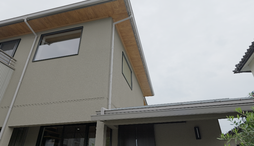 下地材もすべて新品にやりかえて　しっかりとした屋根へ作り替えました。耐震性の観点から軽量なガルバニウム鋼板へ。またシンプルなグレーの塗り壁外壁と軒裏にはアクセントに木を張り外観によい質感を持たせました。