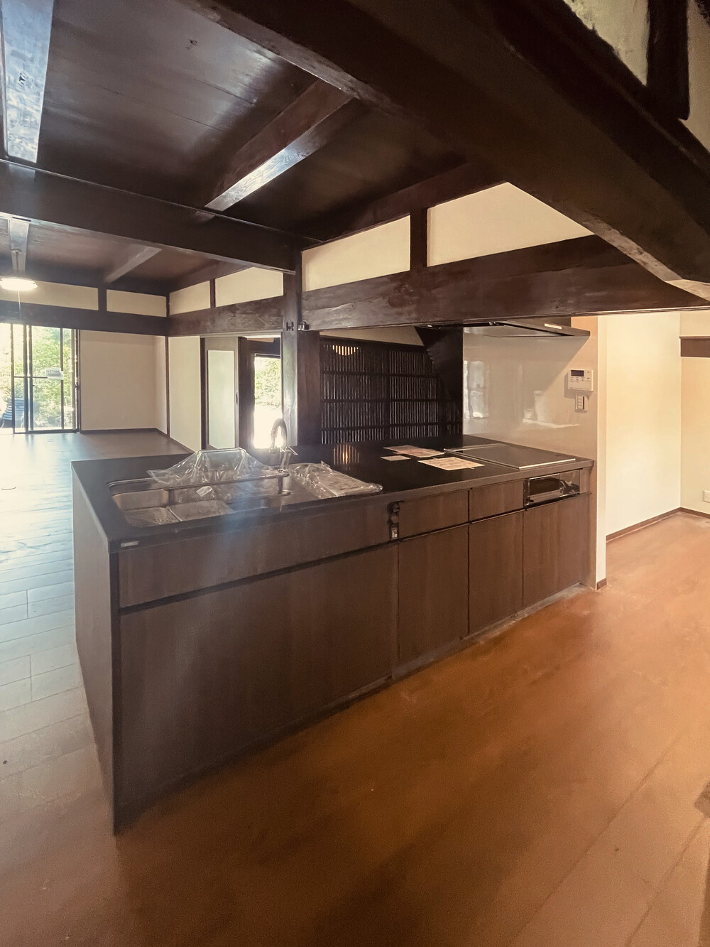 スケルトン工事で築１００年の古民家が生まれ変わる