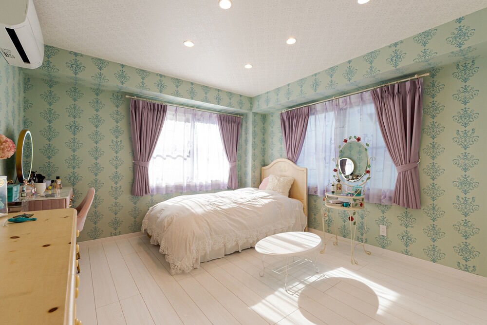 柱手前のデッドスペースをうまく有効活用し、クローゼット横に飾り棚を造作。大切な小物をいつでも眺められる、特別な空間となりました。