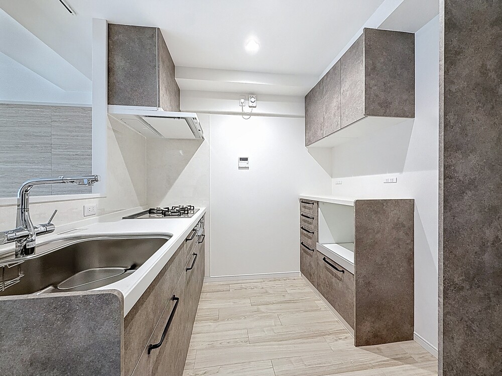 Ｉ様が感激していたのがレンジフード。 「ボタン1つでフィルターとファンを自動洗浄してくれます！ランプが点灯して洗浄のタイミングを教えてくれるのも便利」とＩ様。