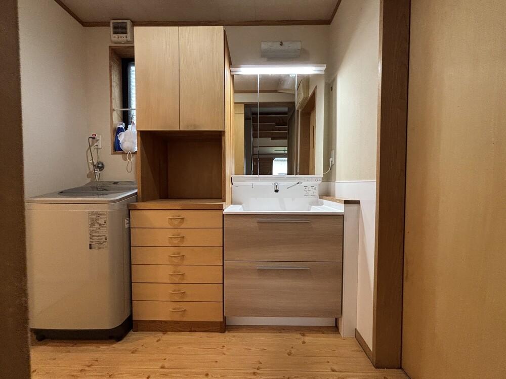 既製品の幅に合わなかった間口は面台を造作しぴったりスッキリ