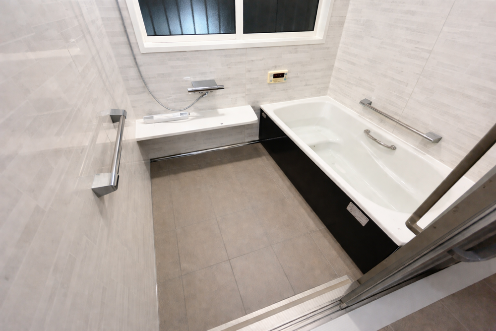 足を伸ばしてくつろげる高断熱鋳物ホーロー浴槽を設置