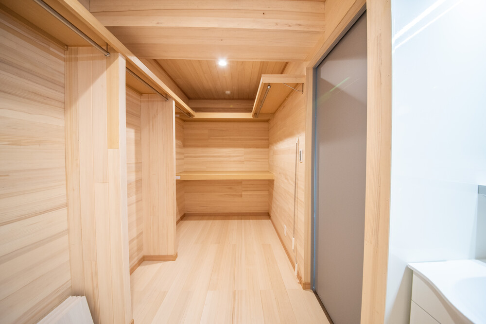 After：床・壁・天井にもみの木を使用、湿気を無くし大きな収納