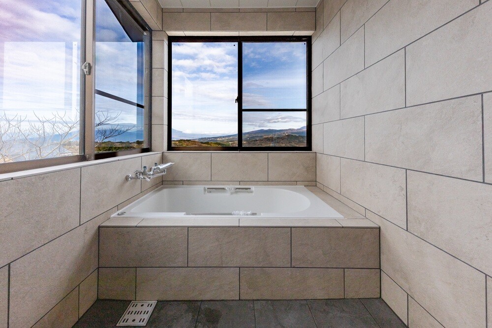 浴槽、シャワー、水栓：TOTO/タイル：ＬＩＸＩＬ/ガラス：スペーシア