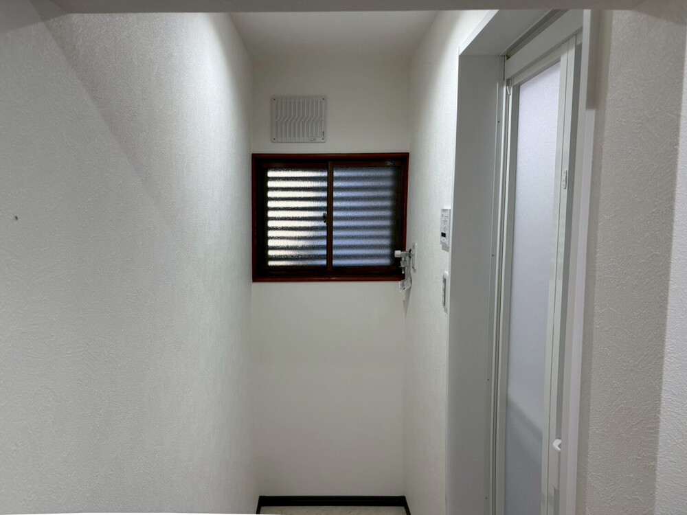 明るく清潔感のある脱衣所へ