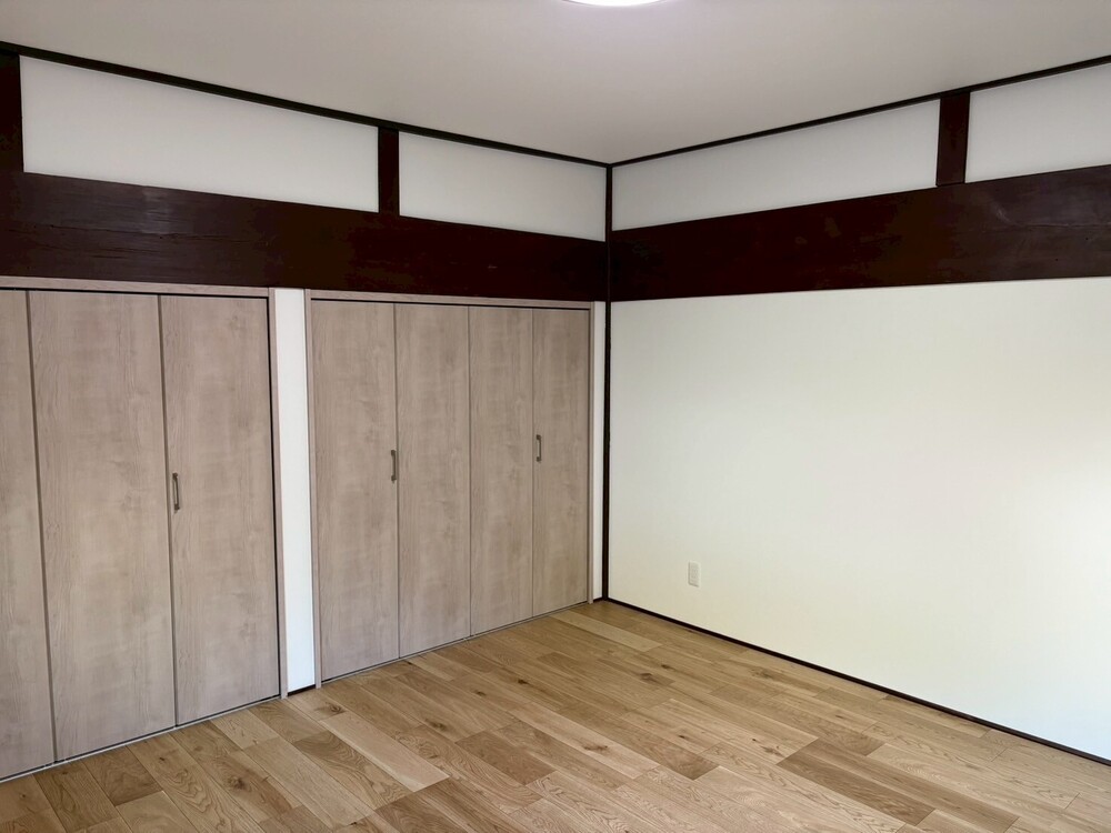 建具とクロスでパッと明るい印象へ