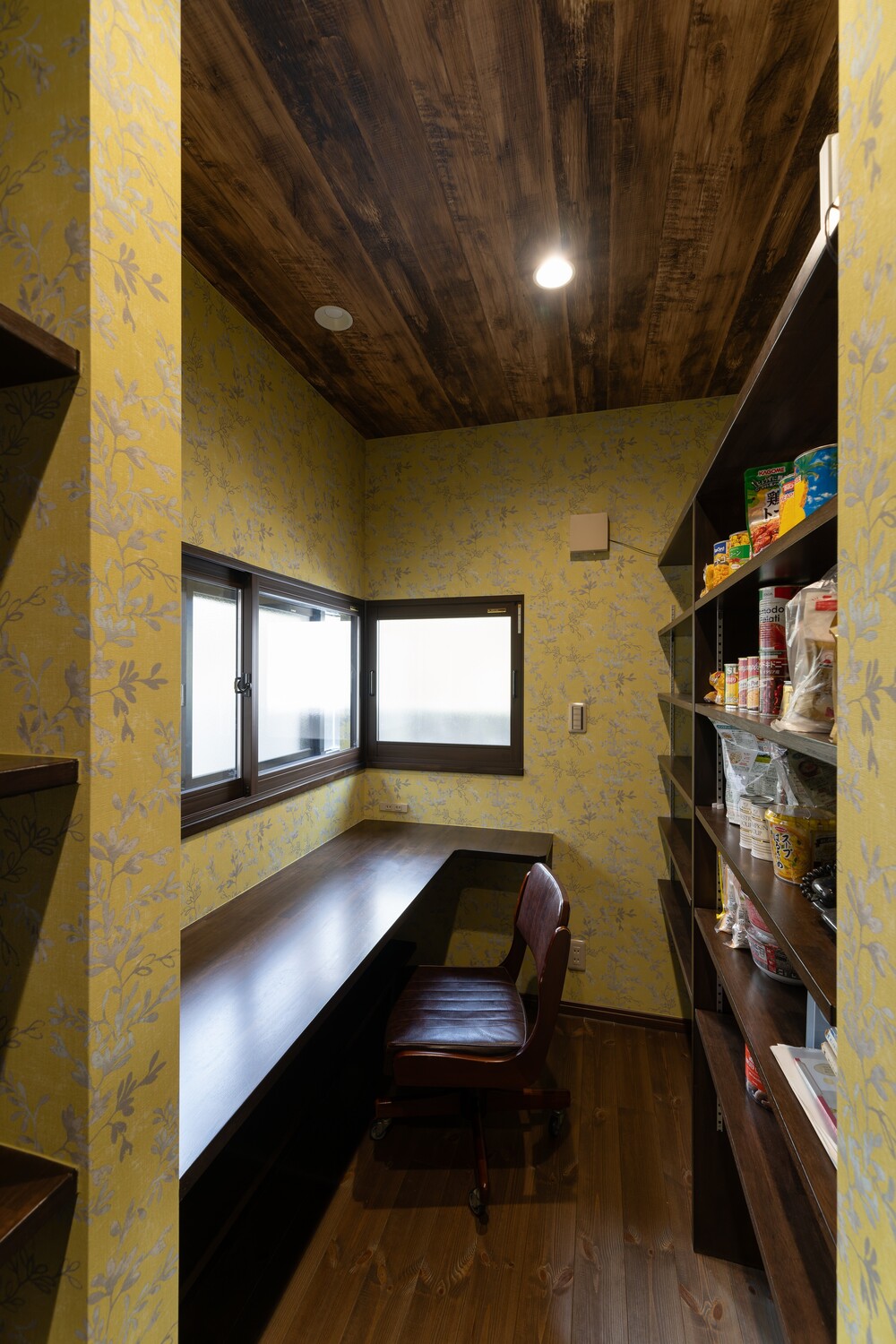 缶詰、水などのストックと日用品を保管