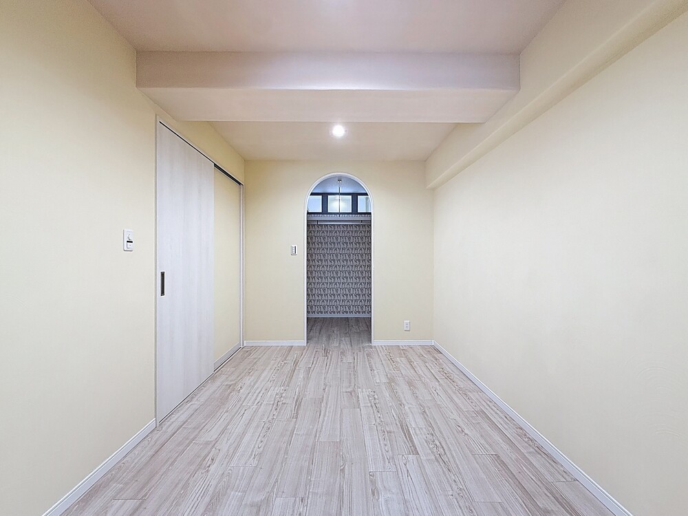 風を通すために扉を付けず、アーチ状の出入口をつくりました。