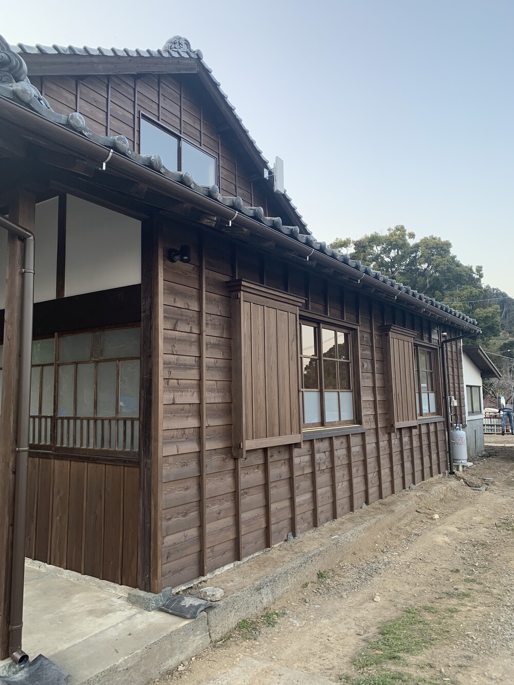 杉板が背後の竹林や青空に美しく映える。