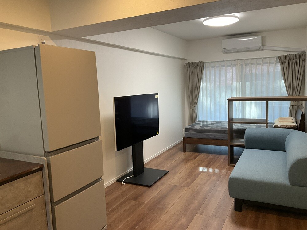 ダイニングの椅子とソファ：カリモク家具　/　ベッドとPCデスクの椅子：ニトリ