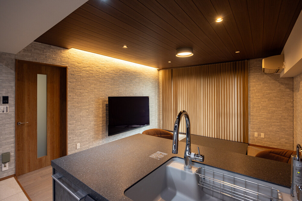 電球色で雰囲気が変わります。映像や音響も効果抜群の空間になりました。