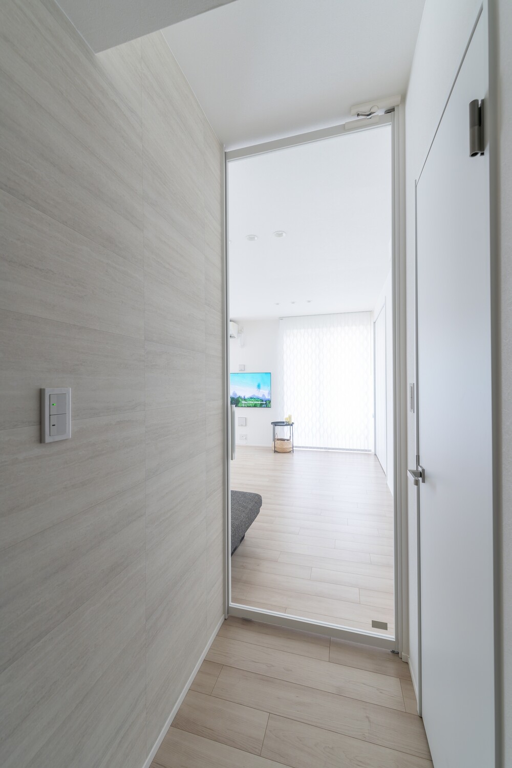 抜け感の出るガラスのハイドア