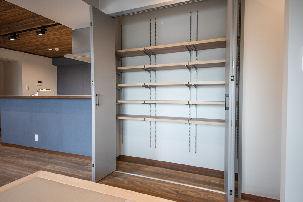 After：廊下に併設した奥行きは無い収納も便利