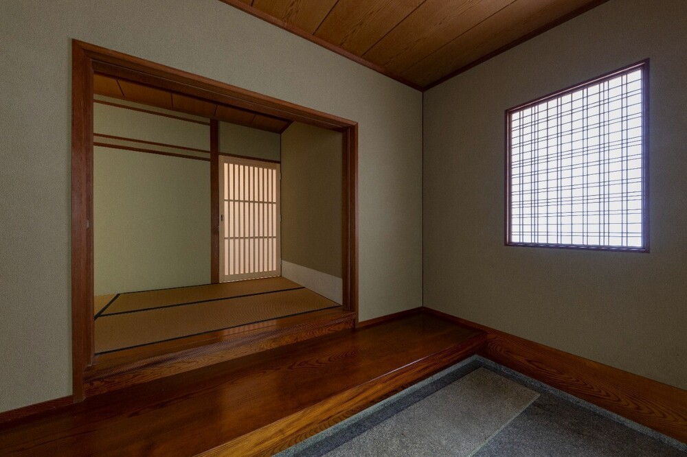 新設した格子扉が新旧をつないでいる