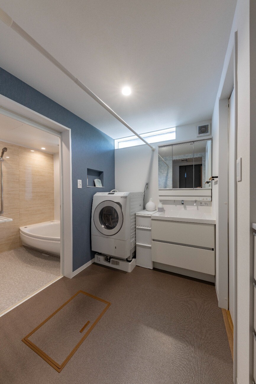 上部横長窓を取り付けて、光を取り込む