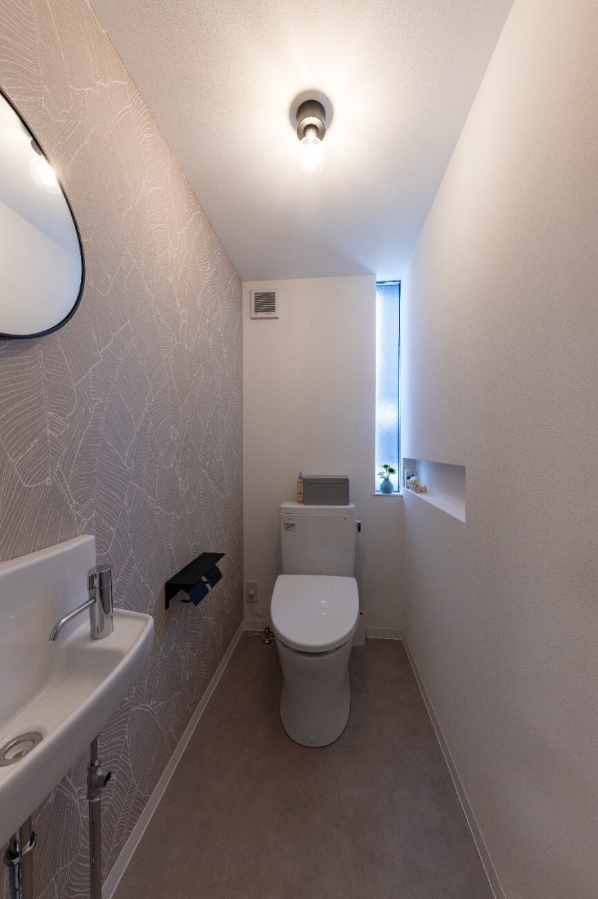 右側に縦長窓を取り付けて、光を取り込む