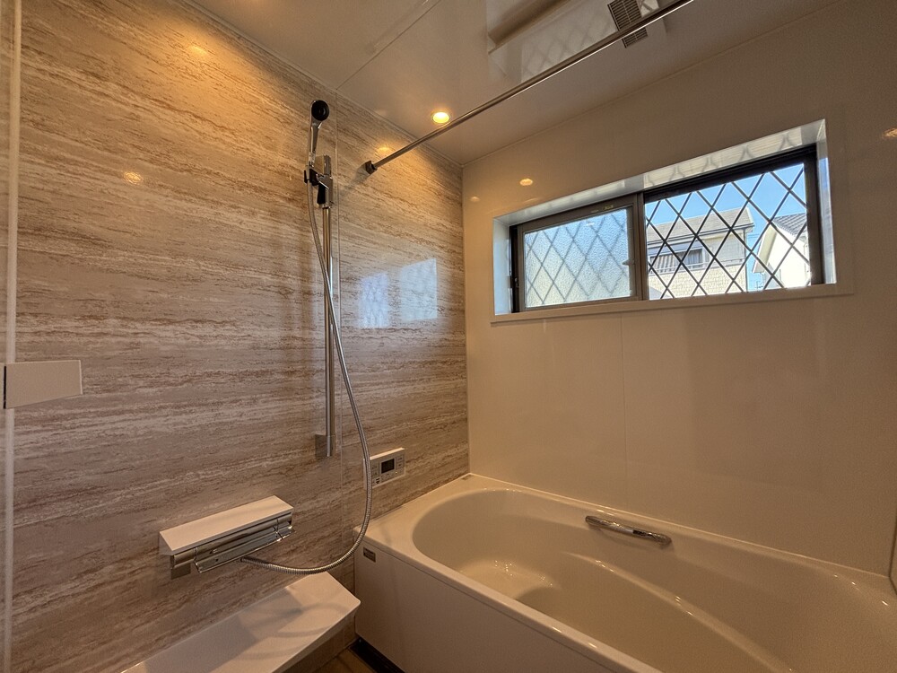 鏡や小物置き棚などは全て無くし清掃性を徹底的に追求しました。