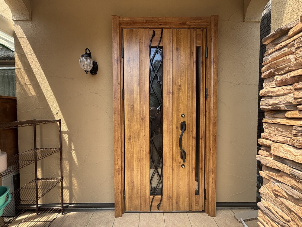 高断熱仕様のドア。センターのガラス部は開閉式になって採風できます。