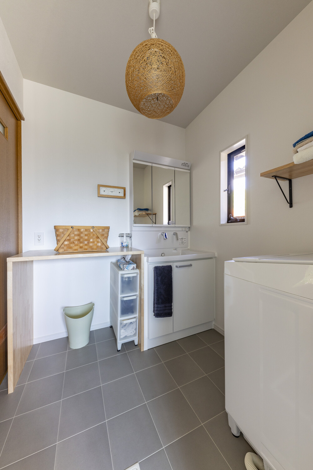 配置を見直し、安全性と使いやすさを高めた洗面空間へ