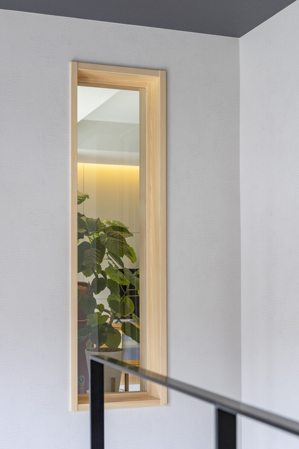 玄関に設けたFIXガラス。 光を取り込みながら、家族の気配をやさしくつなぐ