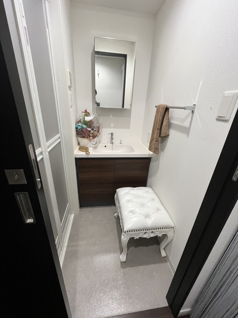 内装を変更しただけですが、色味の配分を変更することでぐっと明るく清潔感のある空間になりました。