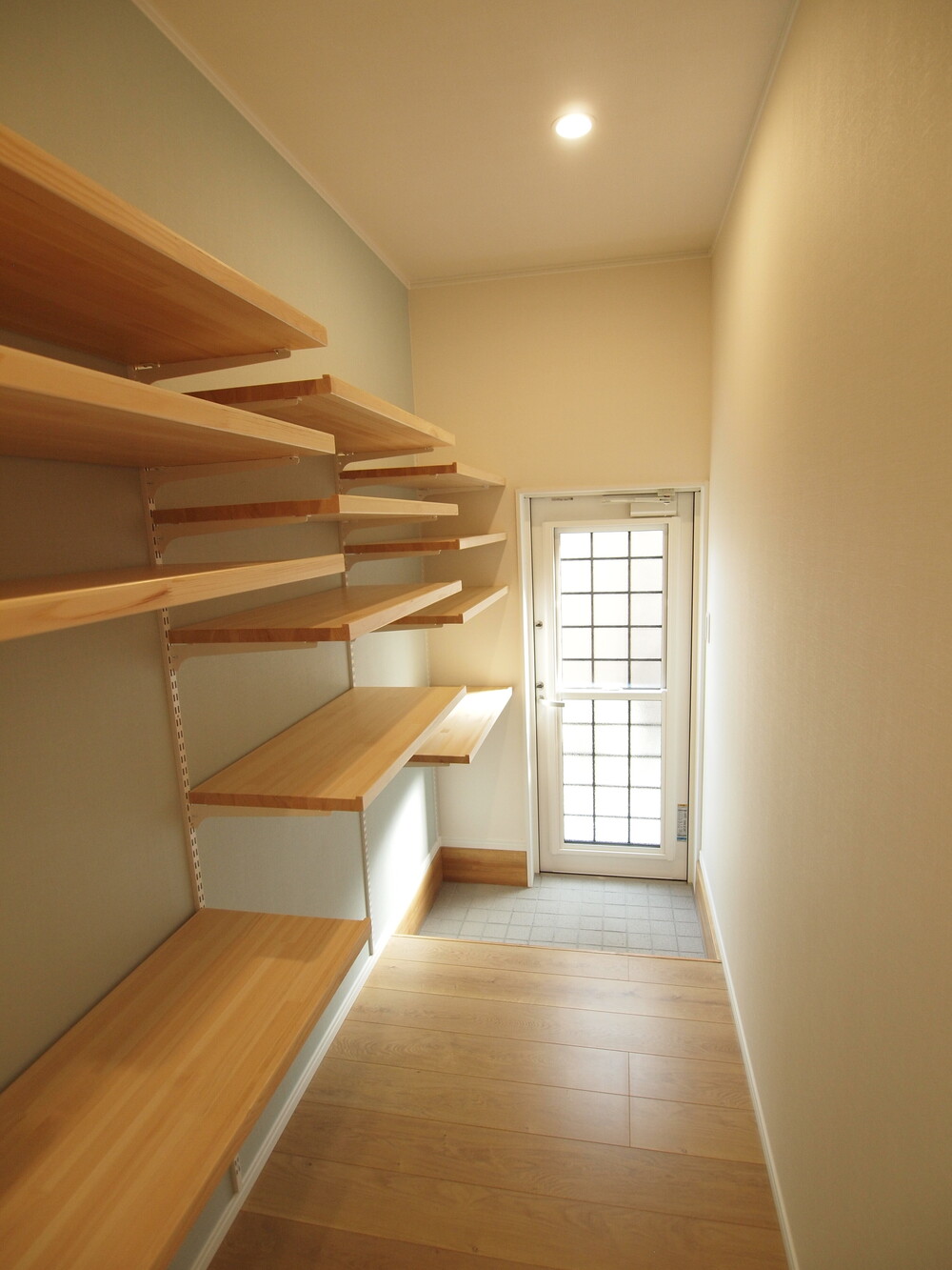 パントリーアリア　可動棚付き