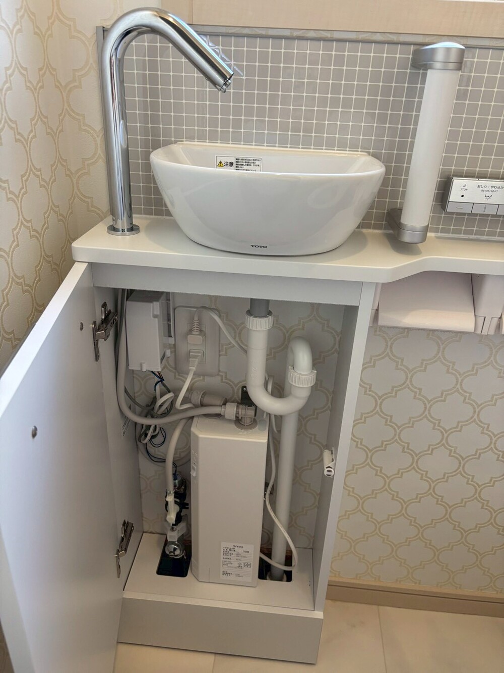 寒い冬でも安心な　電気温水器付き自動水栓