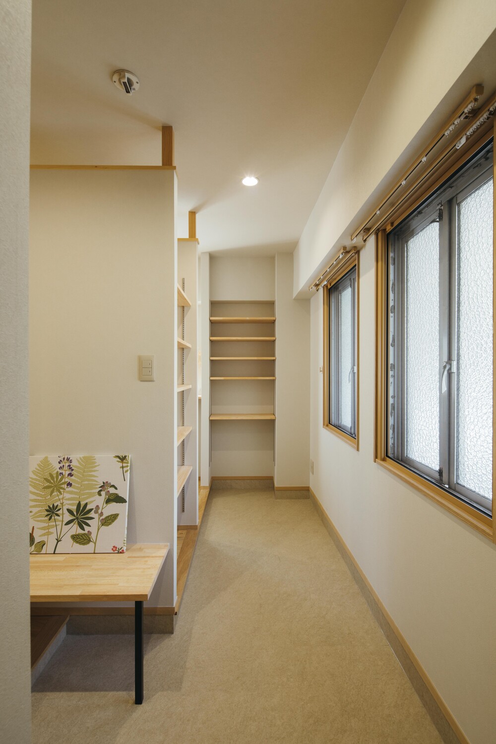 高めの腰壁から風が通り抜ける