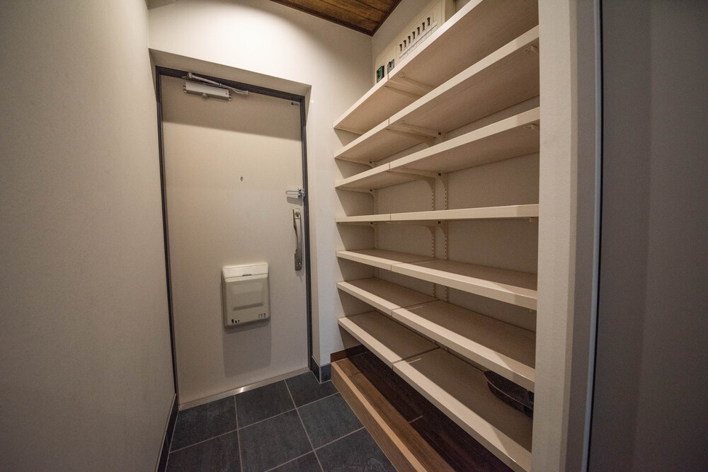 After：たっぷり収納できるシューズクローク・玄関まわりがすっきり