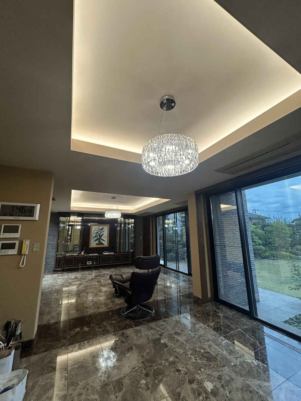 大きなクリスタルのシャンデリアを採用。広々とした空間をさらに豪華に演出します。