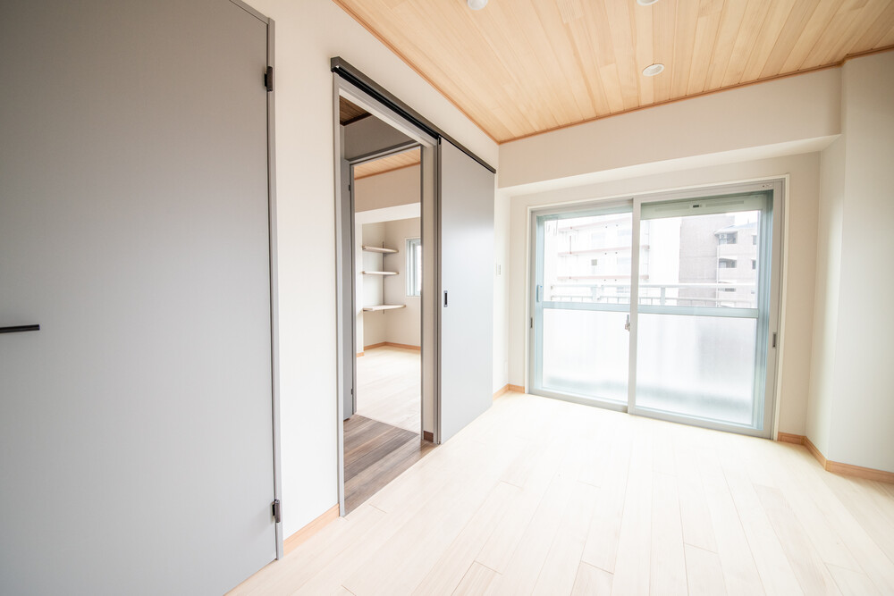 After：内窓を設置、明るく現代的な部屋に