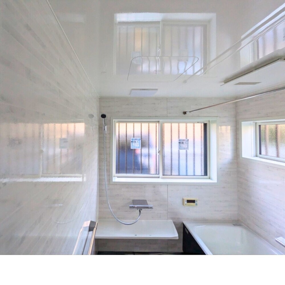 天井には高光沢のフラット仕上げを採用し、掃除の手間を抑えながら、メンテナンス性を高めた設計。